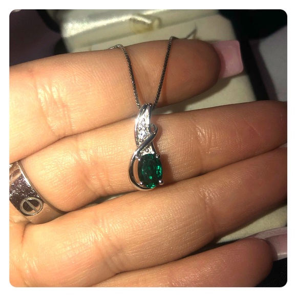 Diamond & Emerald Necklace - Picture 1 of 2